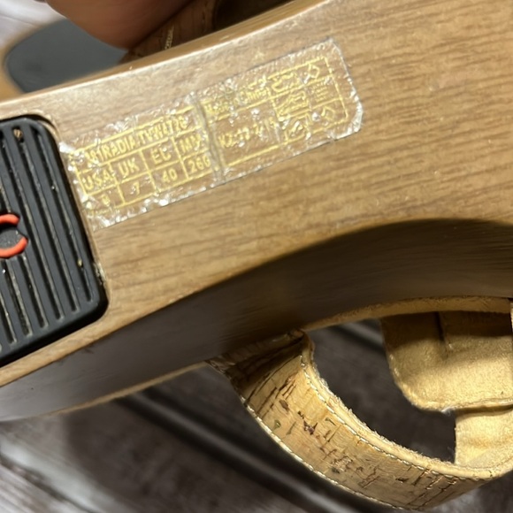 VIONIC Stylish Tan with Gold Cork Sandals with Gold Buckle Size 9 - Picture 8 of 9